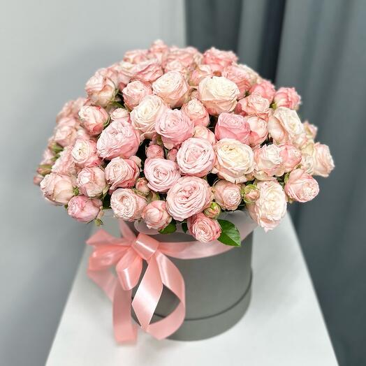Кустовые розы в коробке