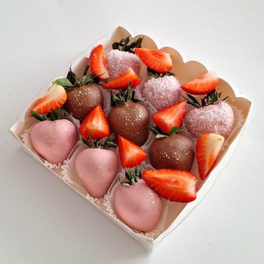 Клубника в шоколаде 9 штук с кусочками клубники