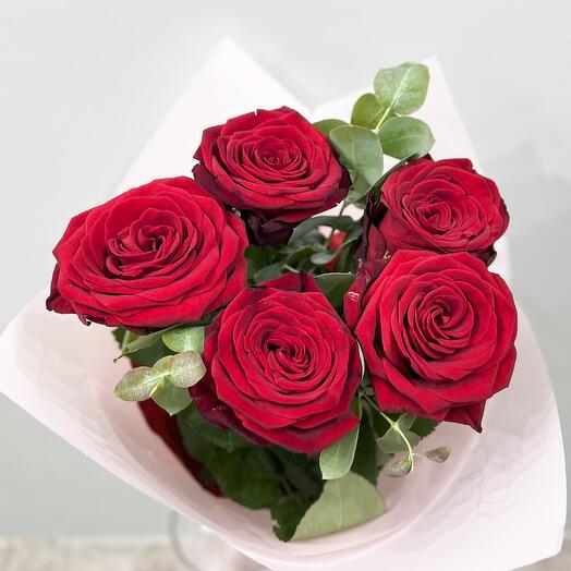 5 red roses