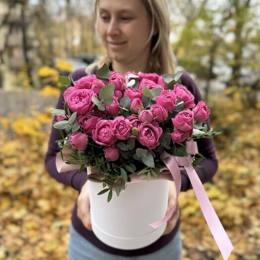 Пионовидные кустовые розы в коробке с эвкалиптом
