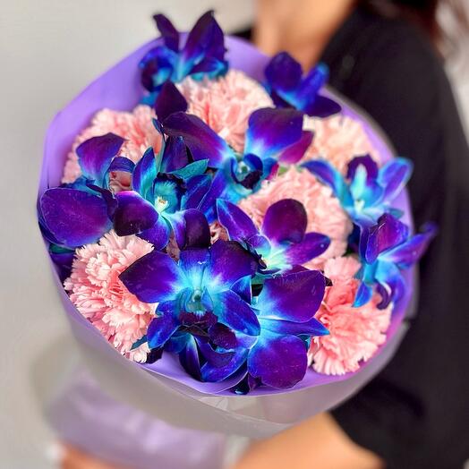 Букет из Орхидей космос с диантусом