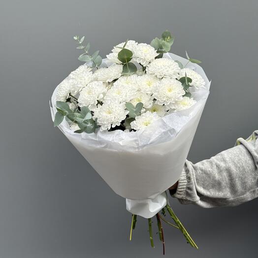 Букет «Снежная нежность» из кустовой хризантемы и эвкалипта для мамы