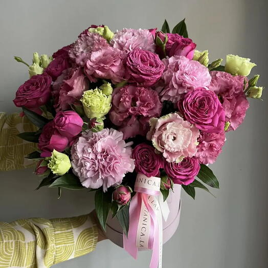 Кустовые розы, Эустома и диантусы, композиция в подарочной коробке 💖