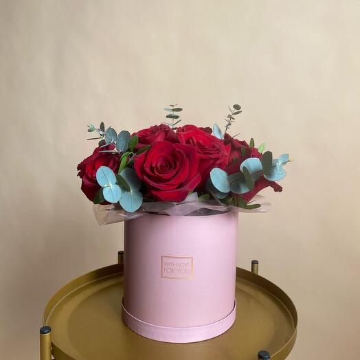 Composición con rosas rojas y eucalipto