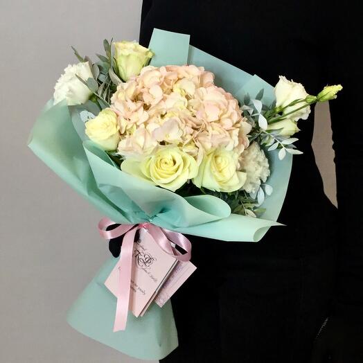 Ramo con hortensias y rosas "hola"