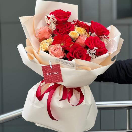 Букет Сияющая любовь из красных роз ,роз сорта Кахала ,гербер, кустовых роз и рускуса