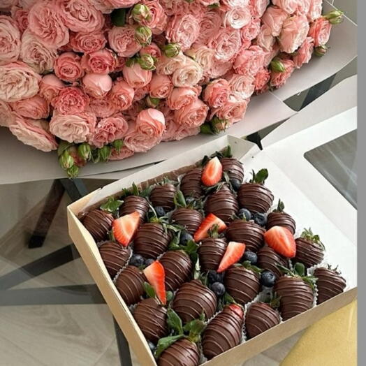 Set Strawberries in chocolate and roses