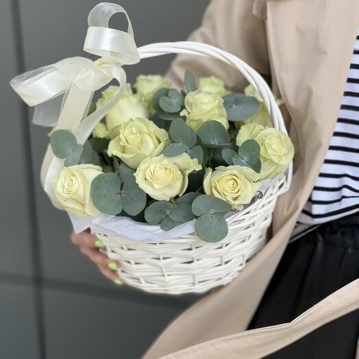 Корзина Аваланж из 11 белых роз и эвкалипта