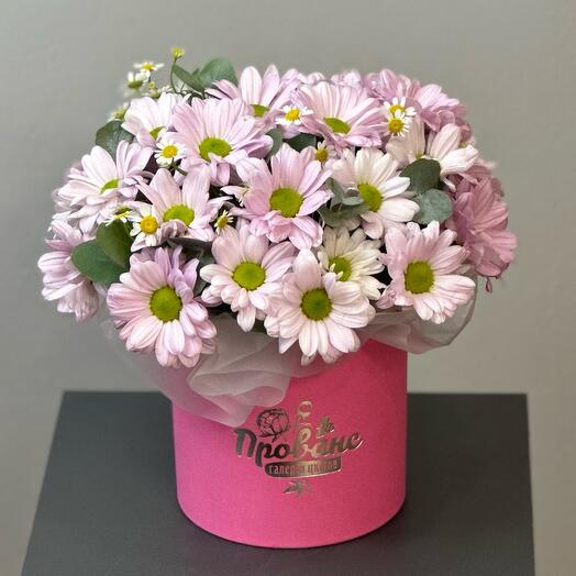 Композиция с кустовыми ромашками и ромашковидной хризантемой