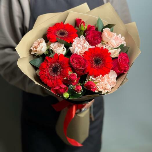 Ramo de rosas arbustivas y gerberas