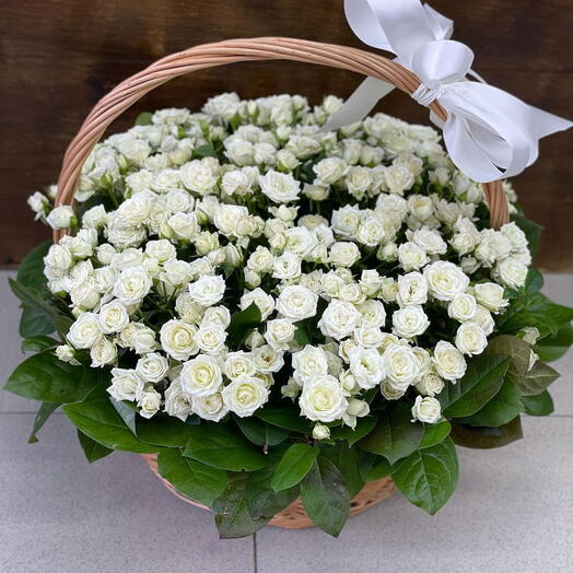 SSPERY WHITE ROSES IN A MEDUM BASKET