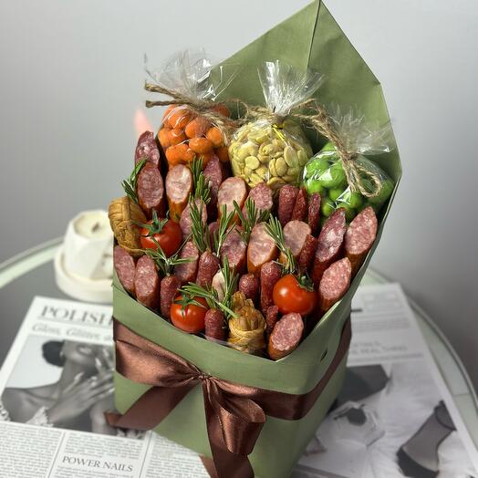 Мужской конверт с колбасами и орехами