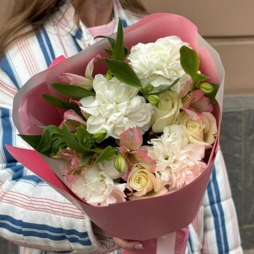 Букет с розами, диантусами и альстромерией