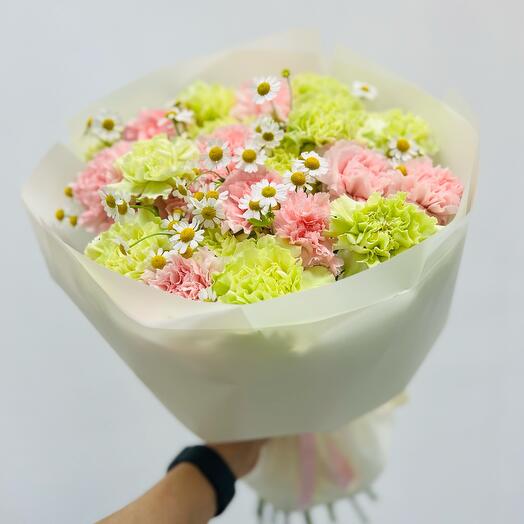 Розовые и лаймовые диантусы с ромашками