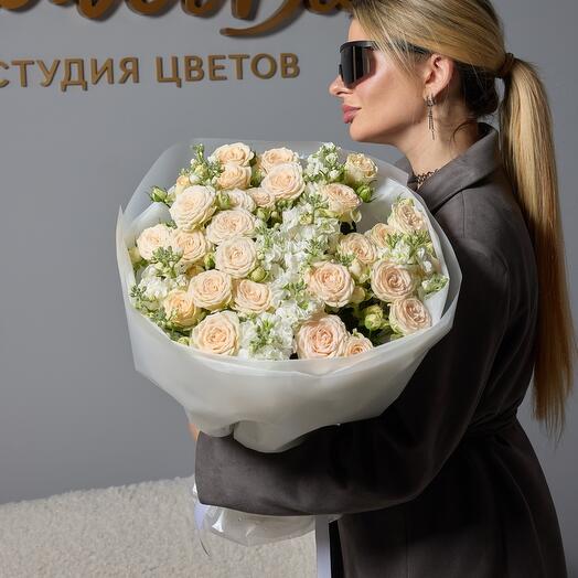 Сборный букет из пионовидных роз и белых маттиол