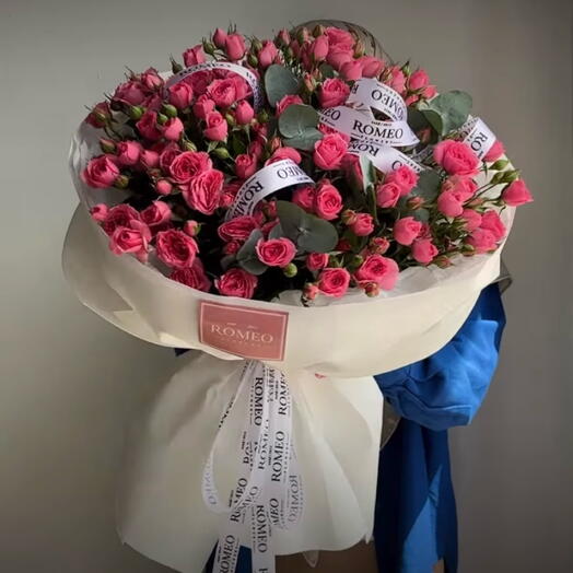 Шикарный букет из кустовых роз