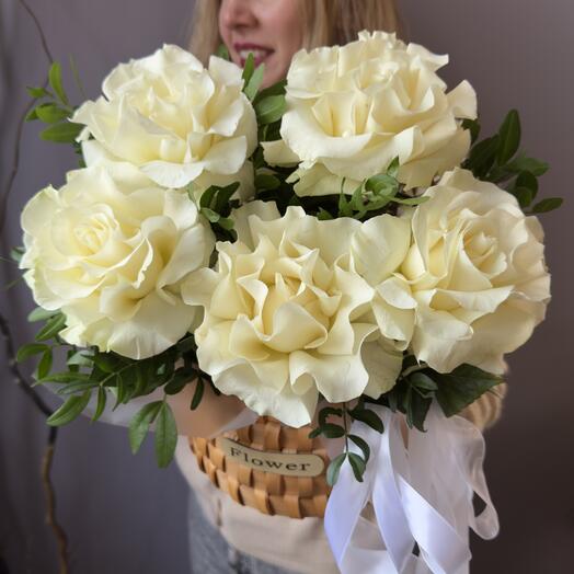 Корзина с белыми розами