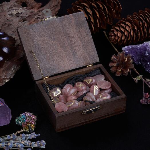 Руны из кварца в деревянной коробке