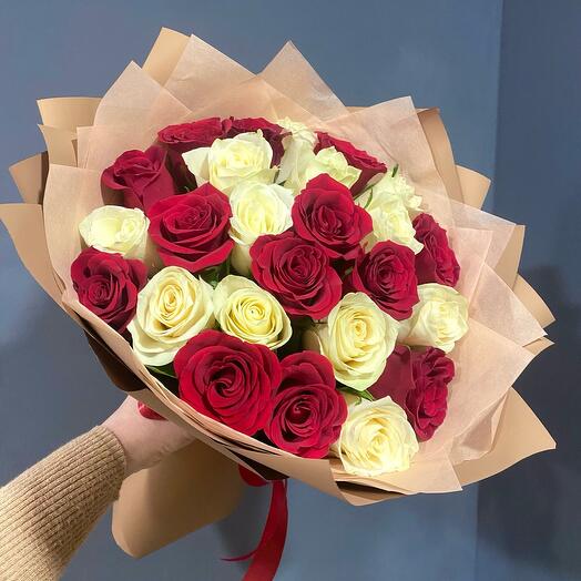 25 красно-белых роз