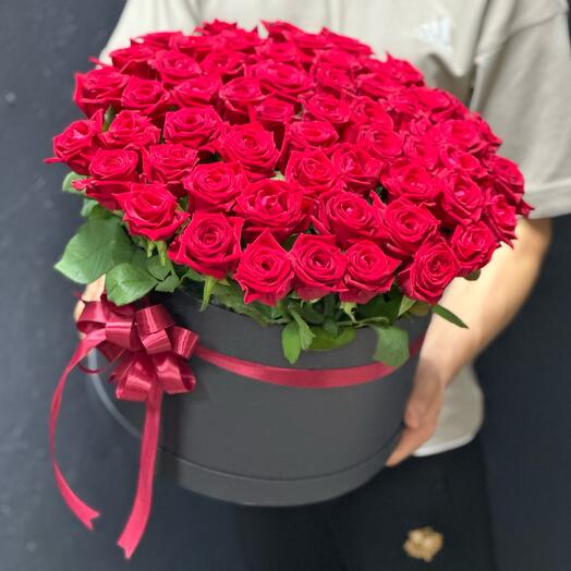 Розы в коробке бордовые