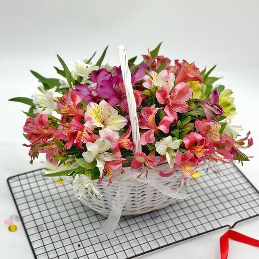 Корзина с яркой свежей альстромерией на день рождения