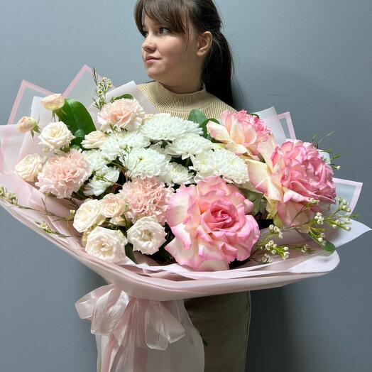 Букет из роз, хризантем, кустовых роз, гвоздик