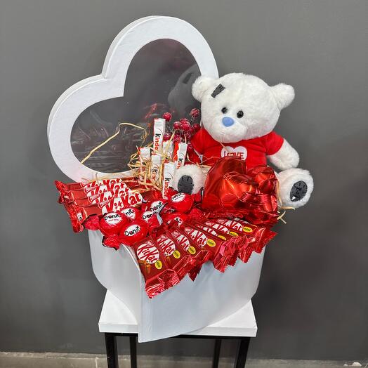 Композиция с мягкой игрушкой,  шарами и сладостями