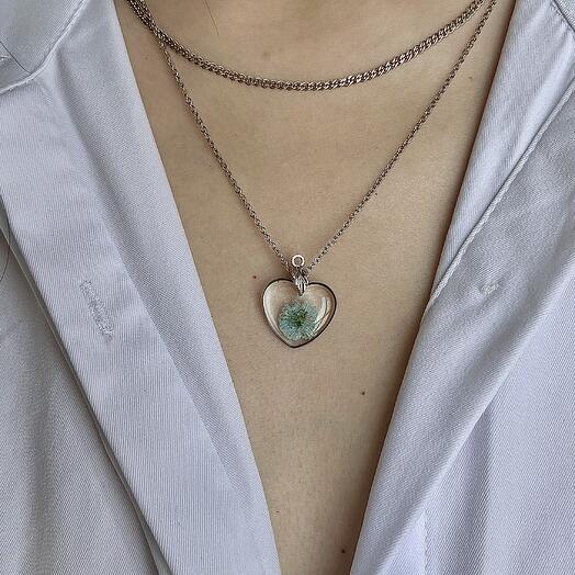 Подвеска - сердце с цветами гипсофилы