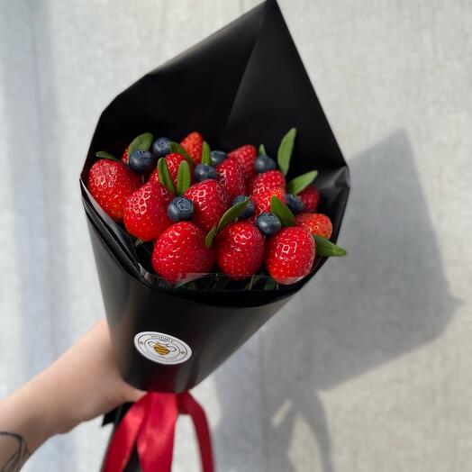 Букет из свежих ягод