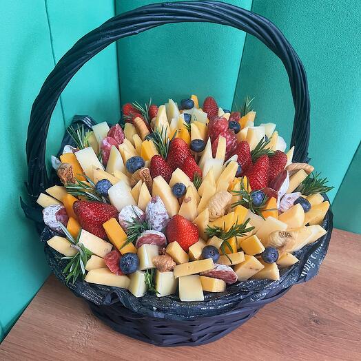 Подарочная продуктовая корзина с клубникой