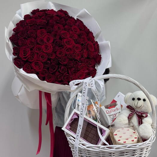 Моно букет из 101 розы и корзина