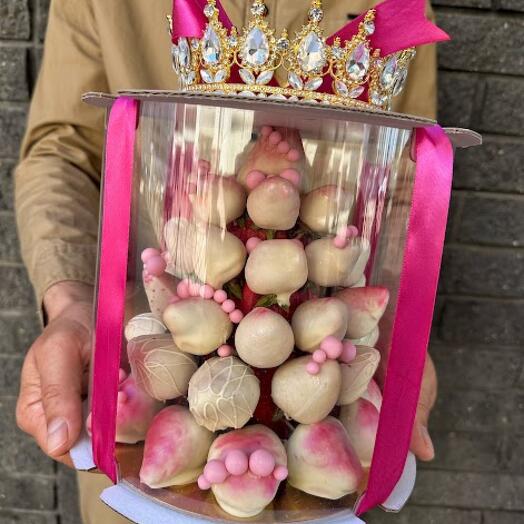 Торт из клубники в шоколаде Корона