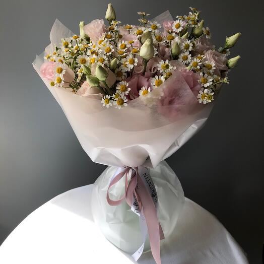 Mix of liziantus and chamomile