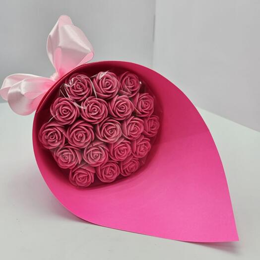 Букет 19 розовых шоколадных роз